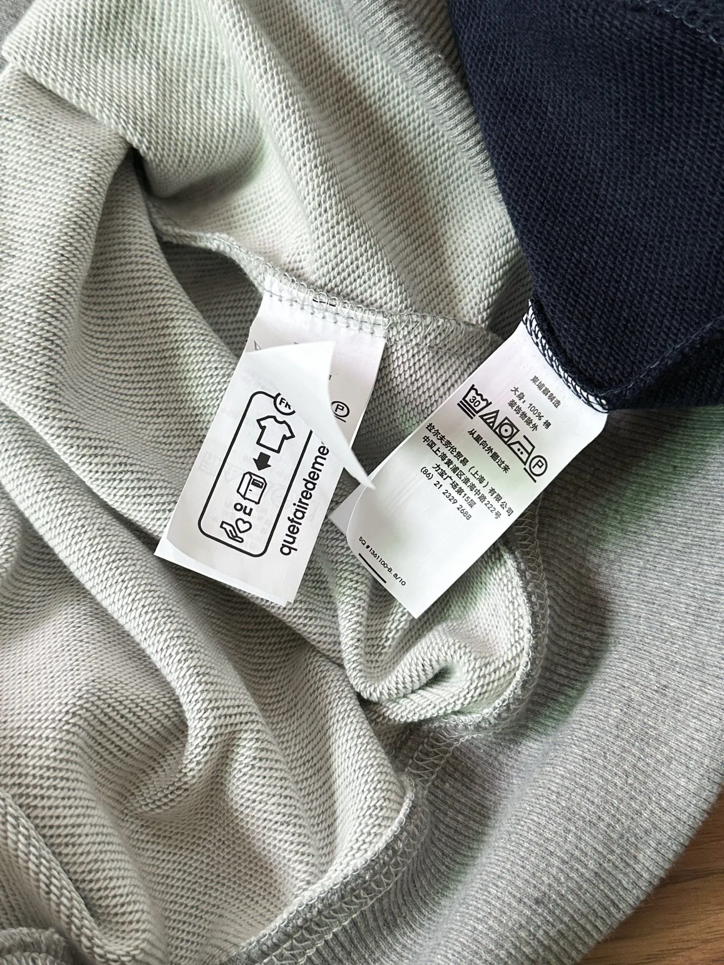 P230 Style No.: RL022] RalphLauren/Ralph Lauren 2025 new large-scale embroidered hooded sweatshirt for autumn and winter. Ralph Lauren's age-reducing item. The coat fabric is made of 60% cotton➕40% polyester. It not only retains the softness, comfort and breathability of cotton, but also adds the wear resistance and wrinkle resistance of polyester fiber, making the clothes more durable and easy to care for. Even in slightly cooler weather, you won't feel stuffy when wearing it. This kind of fabric has a natural crisp feel and is not easy to pill or deform. Hooded design effectively improves thermal insulation performance. The embroidery on the chest and the fabric are of the same color. The colors are full, three-dimensional and lifelike, adding a bit of liveliness and interest to the whole sweatshirt. There is no pressure to dress, regardless of age or gender. Complete accessories! Color: navy, black, floral gray Size: S-xL S shoulder width 53 bust 110 length 67 sleeve length 58 M shoulder width 54 bust 114 length 69 sleeve length 59 L shoulder width 55 bust 118 length 71 sleeve length 60 xL shoulder width 56 bust 122 length 73 sleeve length 61